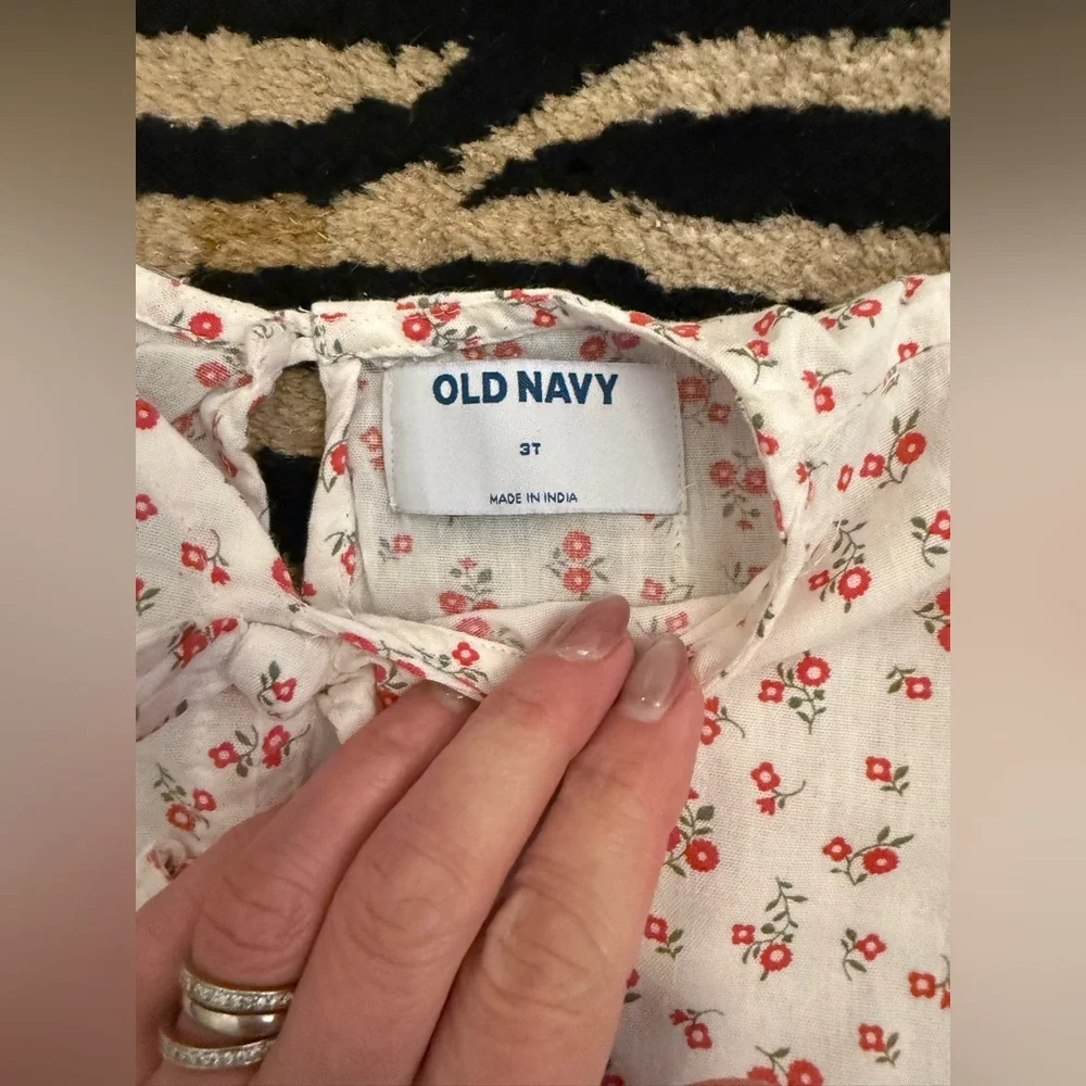 Old Navy Short-Sleeve Ruffled Bow Top for Toddler Girls 3T Gently worn - Picture 5 of 6